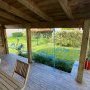 Terrasse en bois avec dimensions indiquées, espace vert visible à (…)