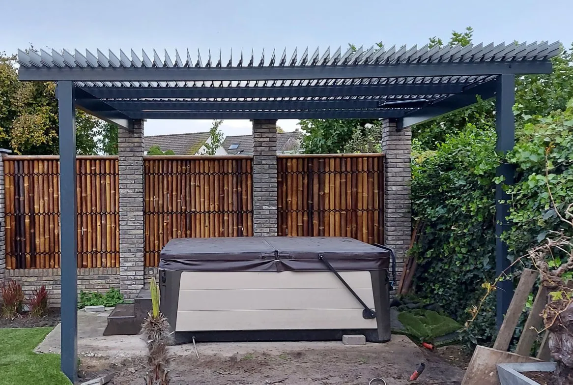 Pergola moderne en bois avec spa, entourée de haies, offrant un espace extérieur relaxant et élégant.