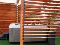 Vignette de l'article : Un abri SPA en lames orientables sur mesure - poteaux 12x12 et connecteurs