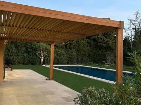 La structure de la pergola est-elle incluse dans le kit SUNDIY ?