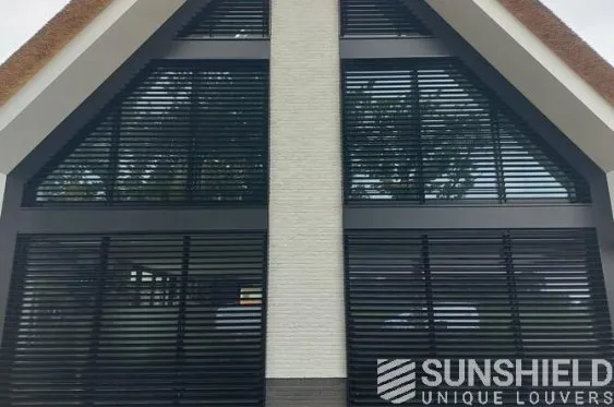 Façade avec des fenêtres modernes dotées de persiennes noires, idéal pour le style contemporain et la gestion de la lumière.