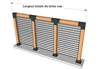 Brise vue moderne en bois et métal, illustrant la largeur totale avec des lattes horizontales pour plus d’intimité.
