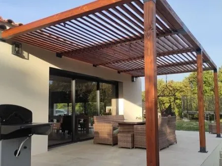 La pergola bioclimatique de Benjamin - Lames en bois, poteaux bois 12x12 et connecteurs