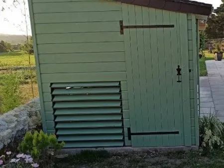 Luc a camouflé sa pompe à chaleur