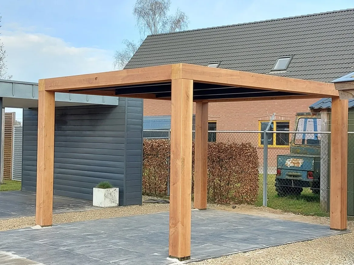 Pergola en bois moderne dans un jardin avec murs gris et une maison en arrière-plan. Espace extérieur fonctionnel.
