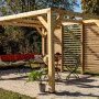 Pergola en bois avec mobilier de jardin, idéale pour se détendre dans un (…)