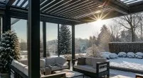 Véranda moderne avec mobilier élégant, entourée de neige, et soleil levant créant une ambiance chaleureuse et apaisante.