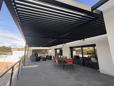 La structure en aluminium transformée en une pergola bioclimatique !