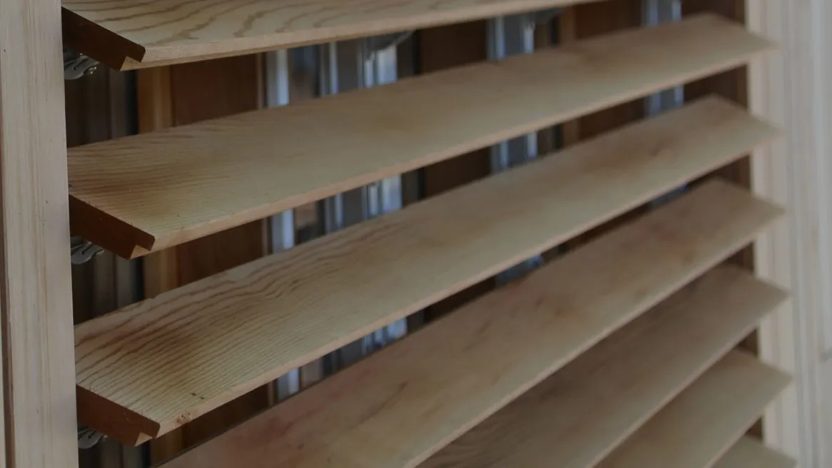 Persienne en bois avec lames horizontales en finition naturelle pour une décoration intérieure moderne et élégante.