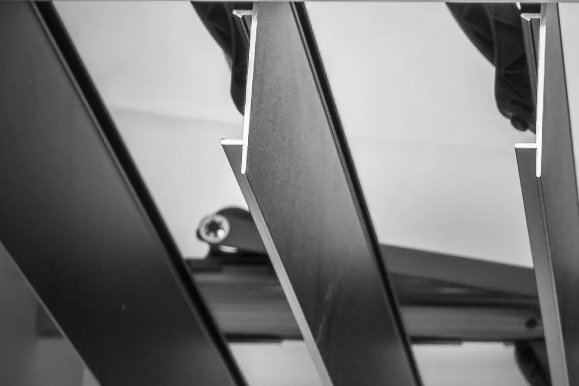 Détails de supports métalliques en noir et blanc, illustrant une structure moderne et angulaire.