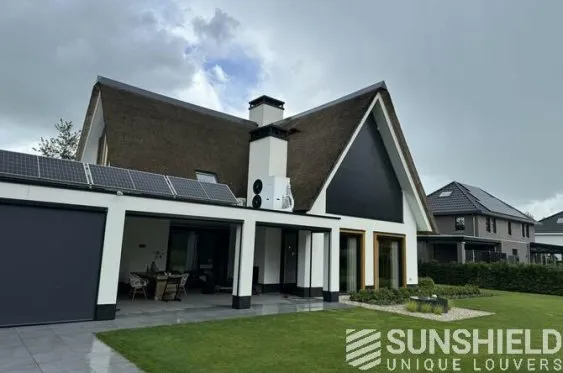 Maison moderne avec panneaux solaires, jardin soigné et architecture distinctive, idéale pour un cadre de vie confortable.