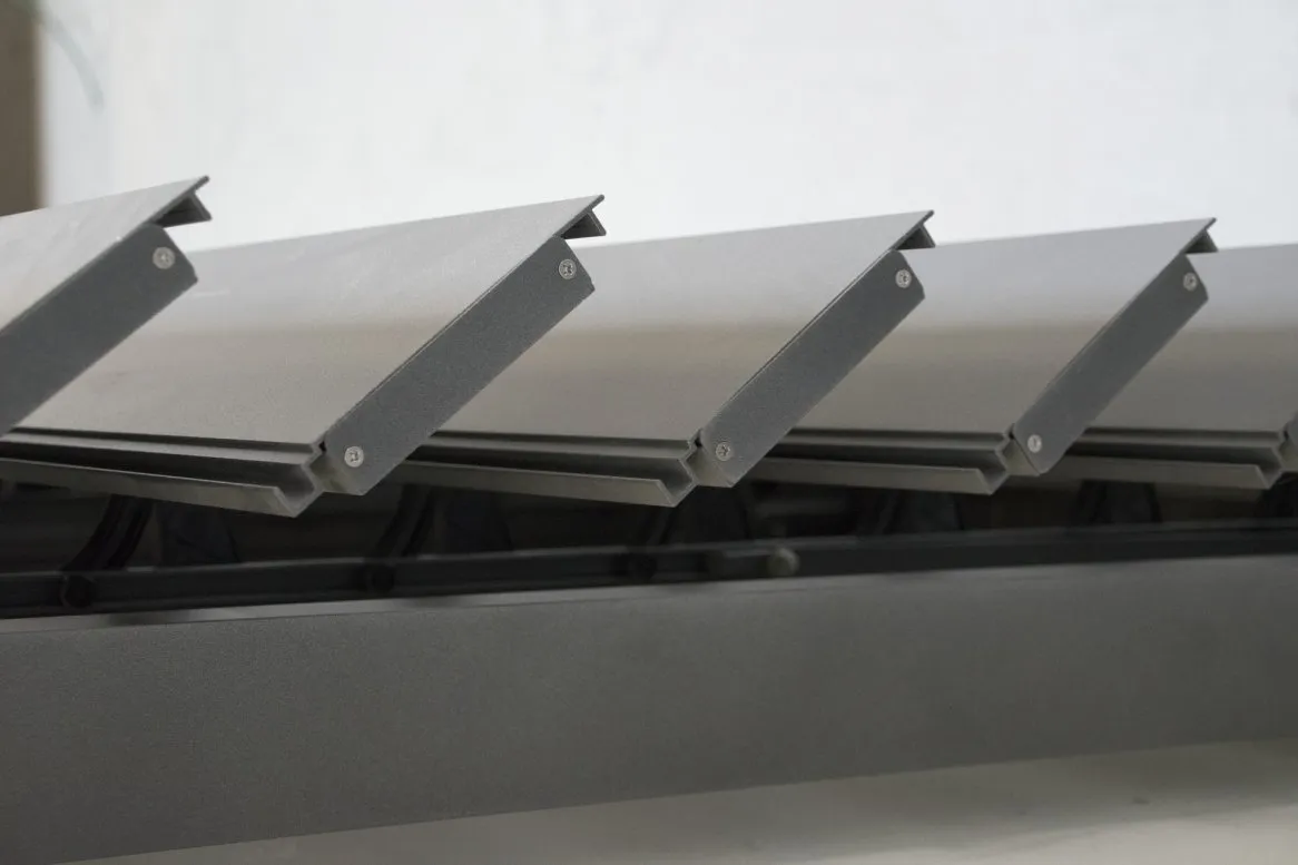 Vue rapprochée de lames en aluminium, alignées sur un cadre, idéales pour des volets ou des stores modernes.