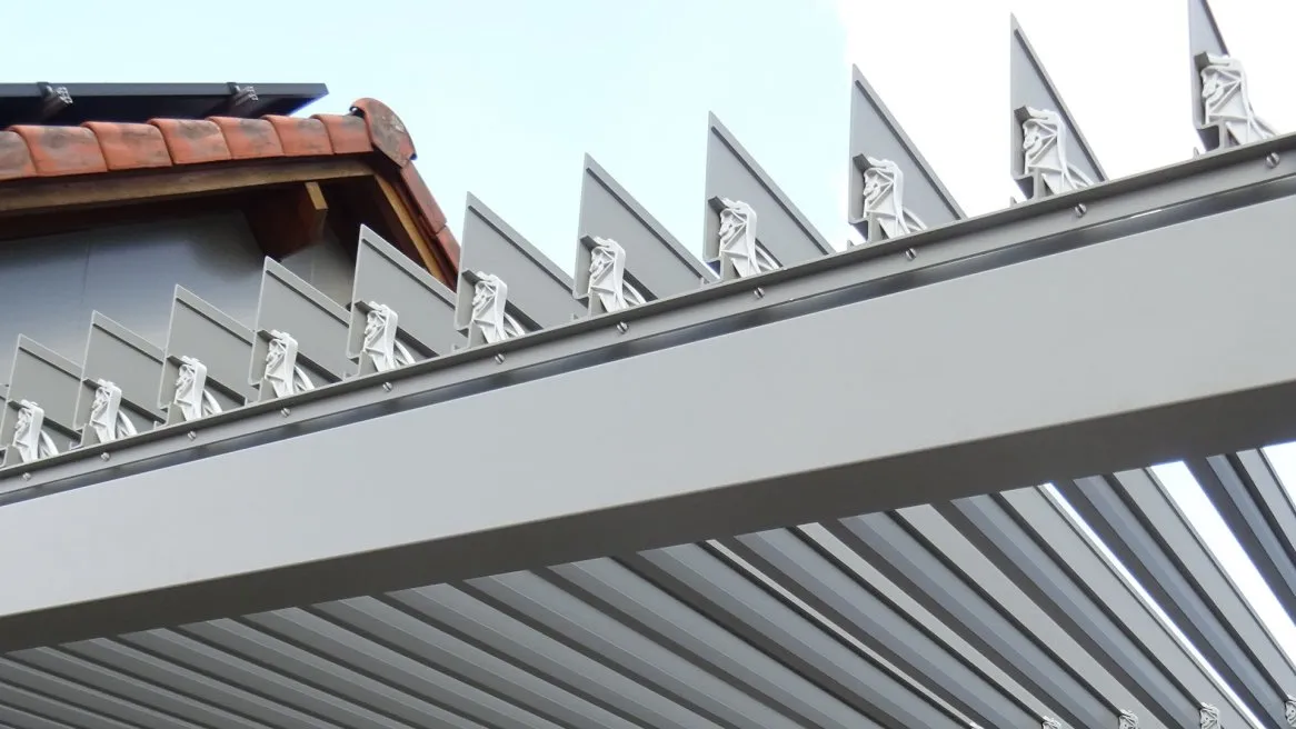 Toit d’auvent moderne en métal avec lames orientables, alliant esthétique et fonctionnalité. Idéal pour les terrasses.