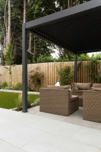 Vignette de l'article : Pergola bioclimatique au Gosier avec SUNDIY 