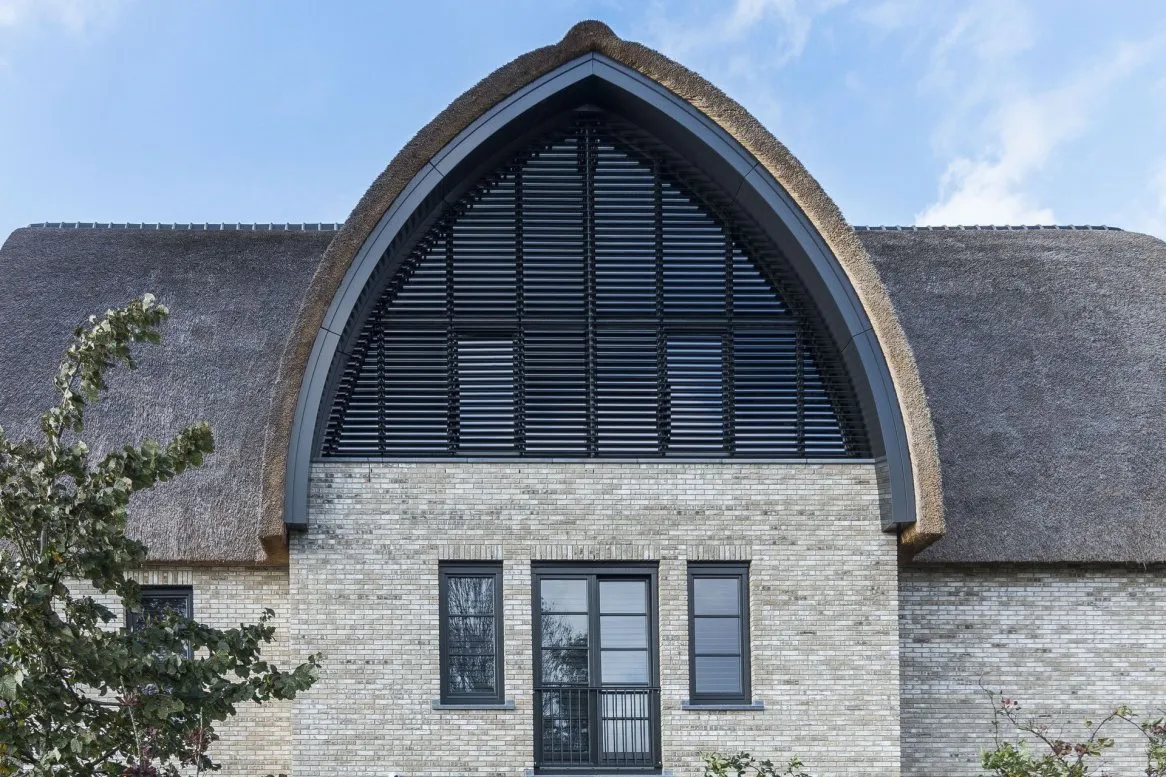Fenêtre cintrée avec système de persiennes en forme d’arc, Badhoevedorp, Pays-Bas