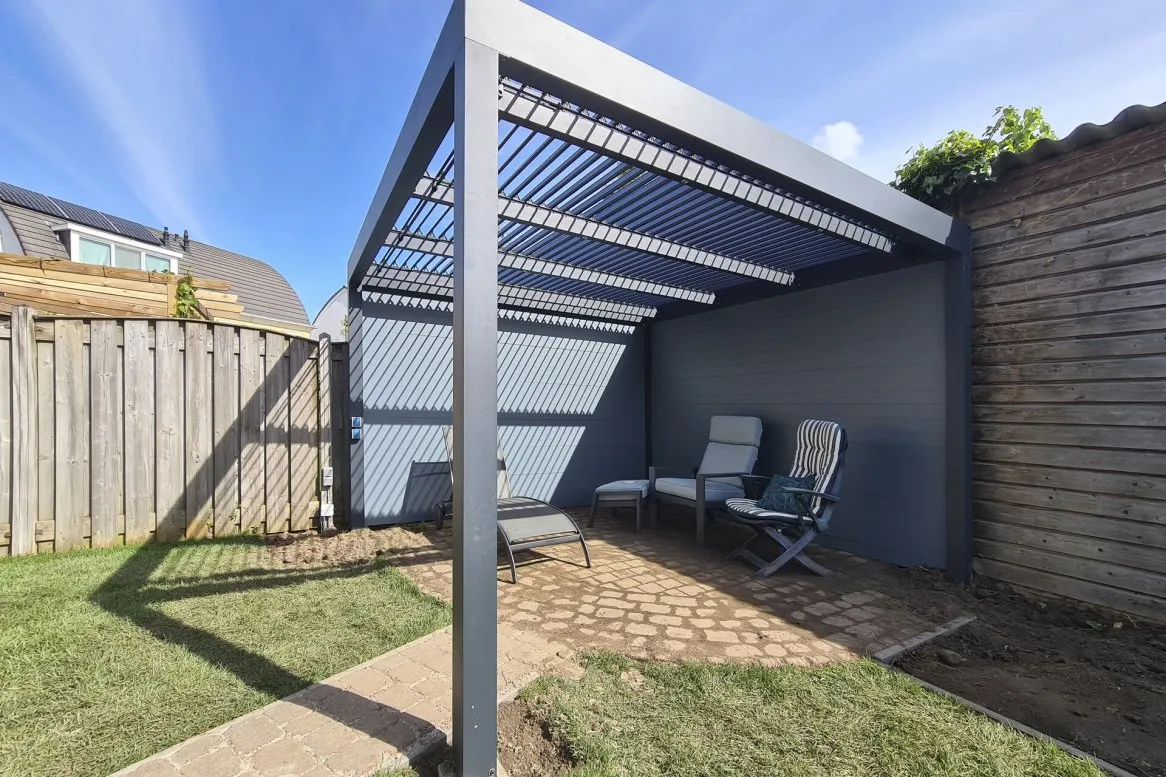 Un abri de jardin moderne avec des chaises confortables, idéal pour se détendre en extérieur. Éléments de design épuré.