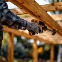 Vignette de l'article : Les outils nécessaire à la construction d'une pergola bioclimatique