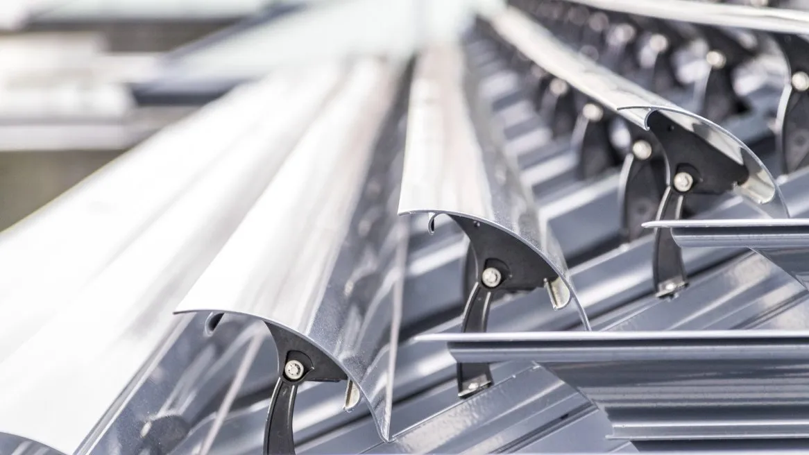 Groupe de panneaux solaires en métal, montrant des supports et des détails de fixation, futuristes et modernes.