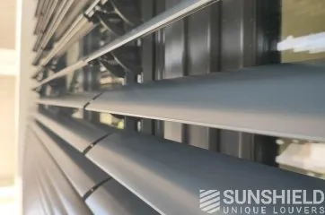 Perspectives rapprochées de lamelles en aluminium Sunshield, offrant style et fonctionnalité pour un éclairage naturel contrôlé.