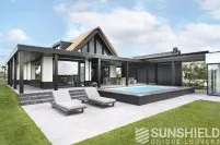 Maison moderne avec terrasse et piscine, entourée de verdure, offrant un espace de détente élégant et contemporain.