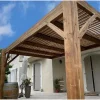 Pergola bioclimatique contemporaine : mécanismes SUNDIY XL coloris RAL 7016 avec lames en bois Douglas